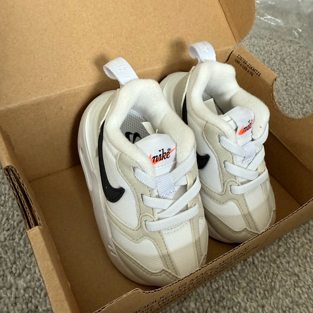 Nike infant Air Max Dawn size 4, brand new in box